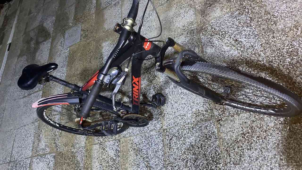 السلام عليكم للبيع TRINX نضيف 
المواصفات:
فريم الومنيوم
كاوتش kenda
فرامل ديسك
طقم سرعات shimano
7 سرعات خلفيه
3 سرعات اماميه
ترس وكرنك الومنيوم
كفف بدال الومنيوم
مساعد امامي
مقاس الكاوتش 26
السعر :140 وبي مجال مكان بصره ابي الخصيب 
***********
