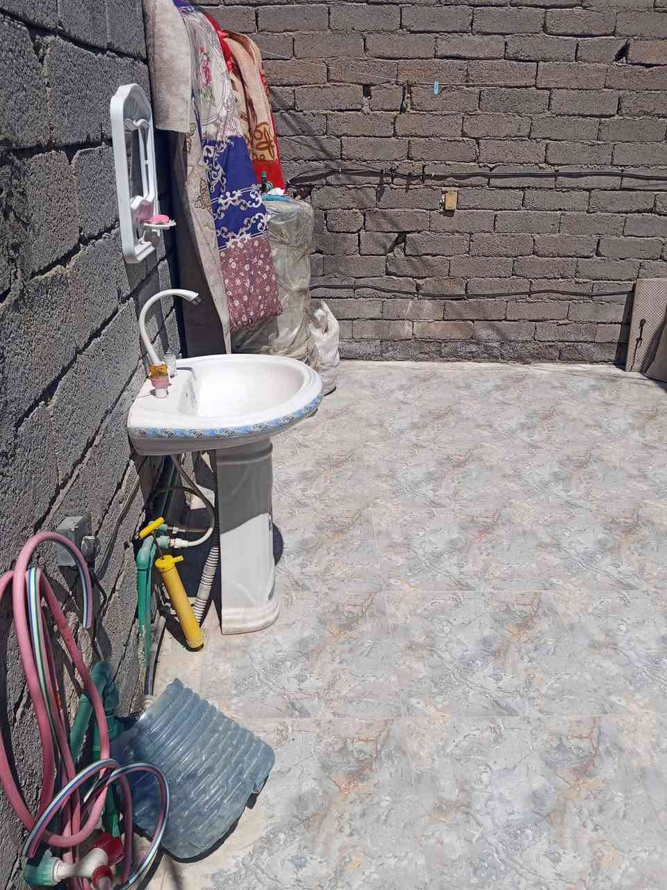 السلام عليكم بيت تجاوز حي اريدو قرب مستفى المعوقين المساحه 190متر يتكون من دوأنيه وصاله ومطبخ وغرفه ومنور وحمامات كله اعكاده ومخمر وبورسلين لبيت كله ماعده لوجهيه ماملبوخه +بي رقم تعويض رسمي عله اي حال وهذا رقم التصال ***********
