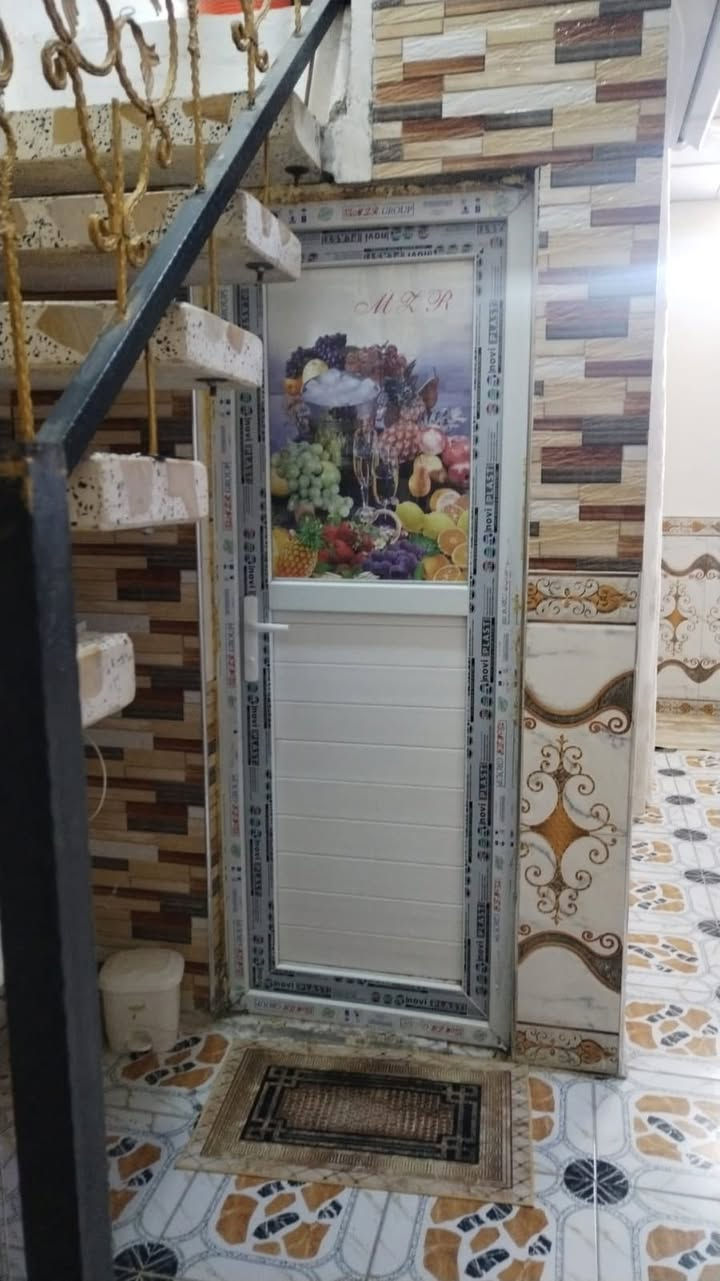 دار للبيع عقد زراعي مطوب بلدية يعني بي رقم  بناء بلوك اساس وسقف كونكريت مسلح بناء جدا نضيف بي غرفة ومطبخ وصاله وصحيات داخلية وخارجية  واستقبال بي اثاث ويا للتواصل 
***********
