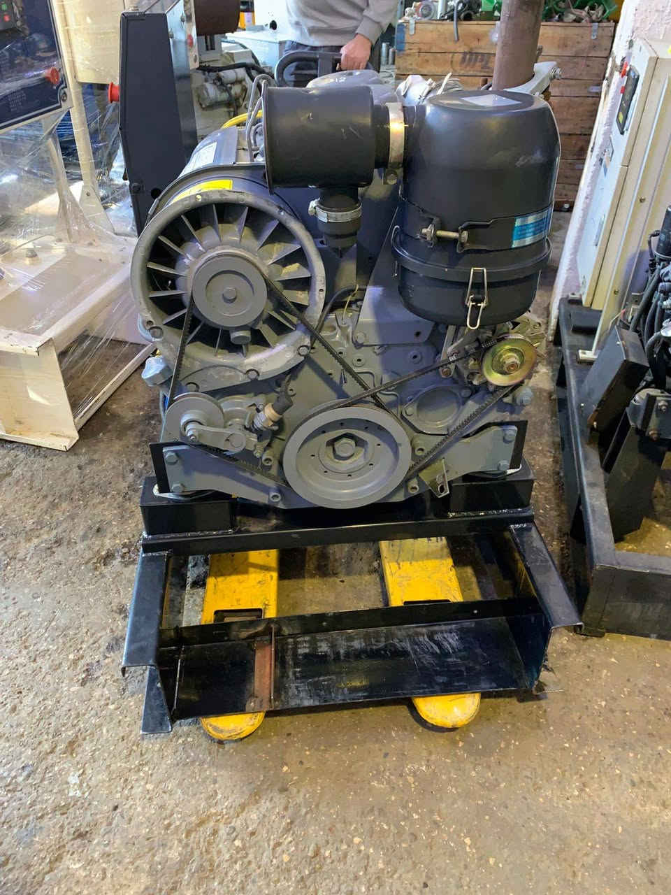 تم وبحمد الله تعالى وصول وجبه مولدات منوعه
دويس لماني صاروخ مشتغل خارج العراق فقط 
ساعات العمل. كلش قليله  واكو زيرو
دويس 4سلندر    القدره 40كيفي kve بلادي
دويس 3سلندر    القدره 30كيفي kve بلادي
دويس3سلندر    القدره 25كيفي kve بلادي
دويس2سلندر   القدره 12.5كيفي kve بلادي
دويس 2سلندر  القدره 15 كيفي kve  بلادي
بيركنز افج 3سلنرد حجم 91ملم ساعه العمل 66 واكو 13ساعه
القدره 30 كيفي kve بلادي 
بيركنز افج 3سلندر حجم 105
القدره 30 kve  بلادي
العنوان الأنبار الفلوجه الكورنيش قرب جسرالقديم
الاتصال والاستفسار واتساب   ***********
يوجد توصيل كافه محافظات العراق
