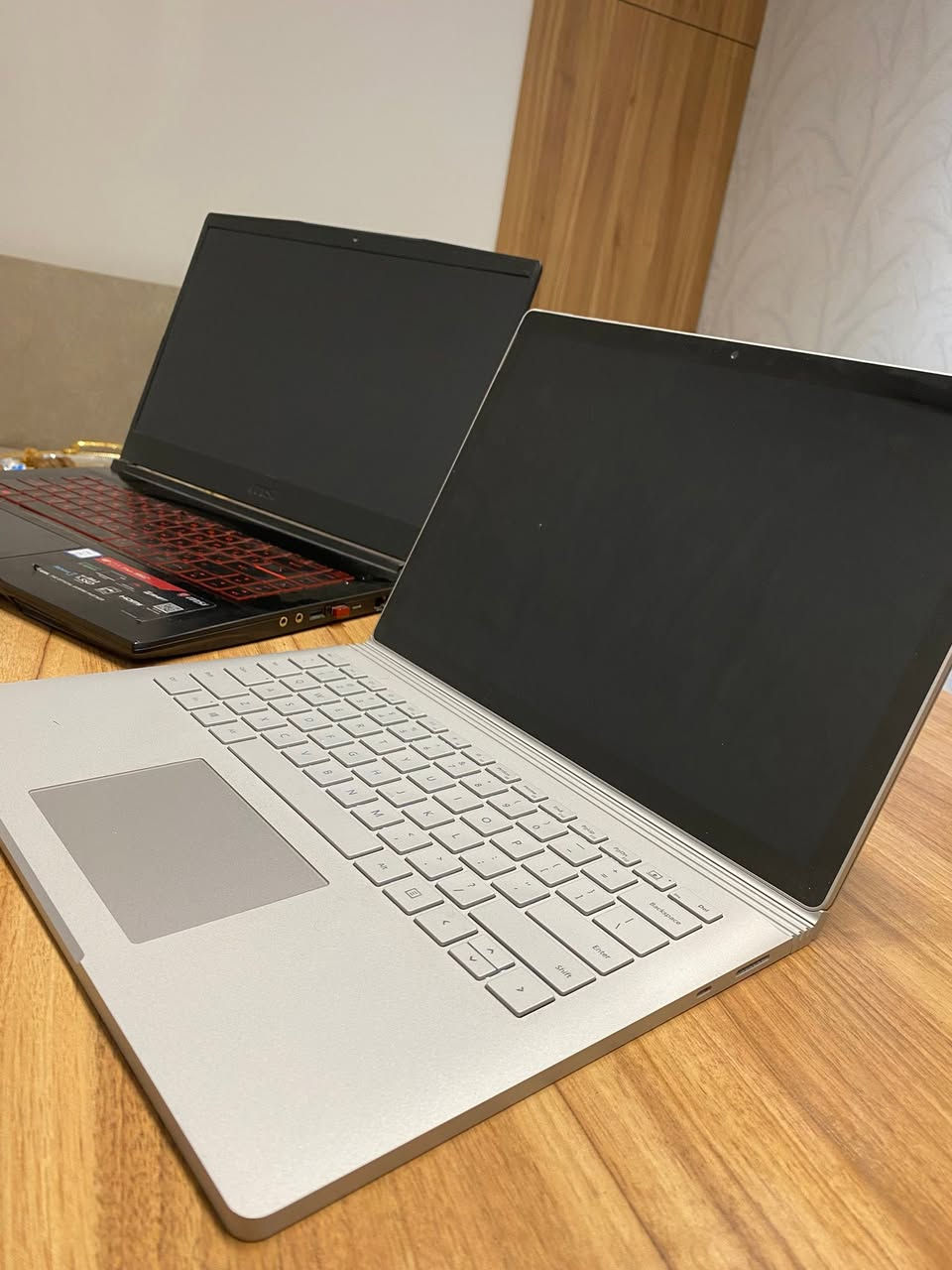 لابتوب msi گيمنك للبيع 

المواصفات 
Ram 16
Hard 256 ssd + 1 t
Gtx 1650 
Cori7 -9759h

يشغل كل البرامج الهندسية والالعاب وبرامج الرندر

السعر ٧٥٠ الف 

الحاسبة الثانيه   

Microsoft surface book

1-BOOK 3. NEW
CORE I7 10TH
RAM 32 GB
SSD NVME 512 GB
GTX 1650 4GB
13.5 4K TOUCH

دبل بطارية الشاشه تنفصل عن الكيبورت 
مع قلم وشاحنه وجنطة
السعر ٩٠٠ الف 

المكان نجف الاشرف 
 
***********
