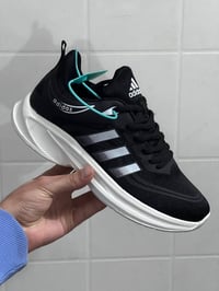 شليف ٢٥ قطعة يجيك فقط من الموجود بلصور  السعر ٢٠٠ واصل  وكالة اديداس و...