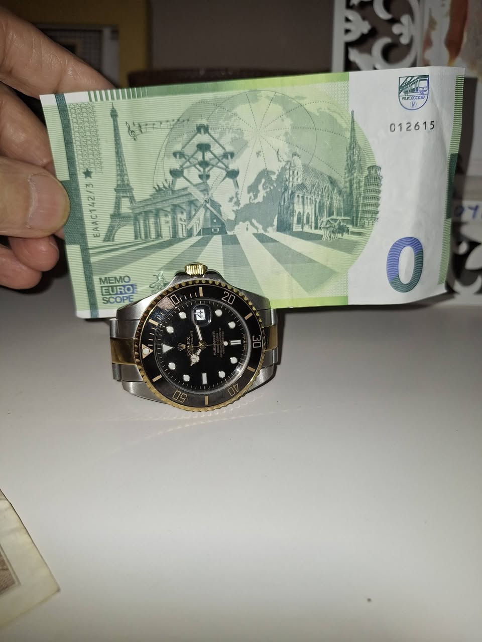 صفر يورو . صادره من البنك المركزي الالماني.  ورقه نقديه نادره . بكل المواصفات والقياسات ونفس ورقه ال 100 الخضراء.   ولكن صفر . 
 للهواه والمتحف ولا احد بالعالم يعرف السبب الحقيقي لاصدارها .  
 البنك باعها ب عشره يورو .. ل الكولكترز امثالنا .. ابيعها بخمسين يورو . واعرف انها تساوي اكثر ..


**إذا كنت صاحب هذا الإعلان وتريد حذفه لأي سبب، رجاءا أرسل رسالة إلى الدعم الفني**