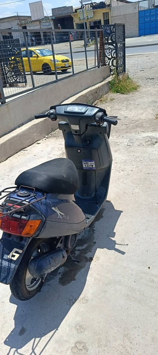 السلام عليكم
شباب الماطور معروض للبيع 🏍️🏍️🏍️
 نوع الدراجة ياماها بزون بردا ياباني
الدراجة شلعة ومعدل 60
دراجة ناعسة ورزنة 
 الوايرمنيه كلها شغاله 
 المحرك والقبغ هندر شرط 
 ماتصرف عليه ربع غير ال ((دهن))وال ((بانزين))
 السعر 300 وبي مجال 
 🔴 شاص ملحوم

مكاني موصل الايمن

الشراي يتصل 
***********
