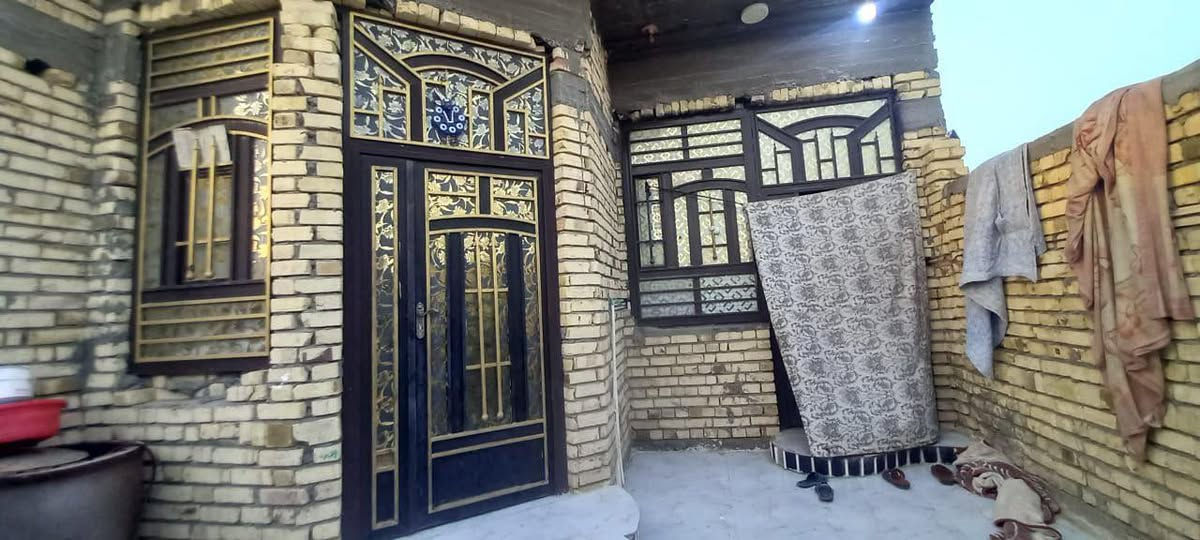 بيت بسوق الشيوخ بحي الشموع خلف شارع 30 زراعي 
مساحه 380 بناء البيت 200 حديقه 180
واجه الكليه 18 واجهه البيت 10 حديقه 8
تفاصيل البيت 
غرف 2 // 4500// 6 /
صاله 9 متار 
ديوانيه 8 متار 
مطبخ 5/5
صب كونكريت طابوك
عنوان المكتب // الشموع مقابيل مدينه العاب الشنون مكتب المستقبل للعقار قرب صيدليه انمار راشد 🏠
رقم الهاتف للاستفسار ***********
