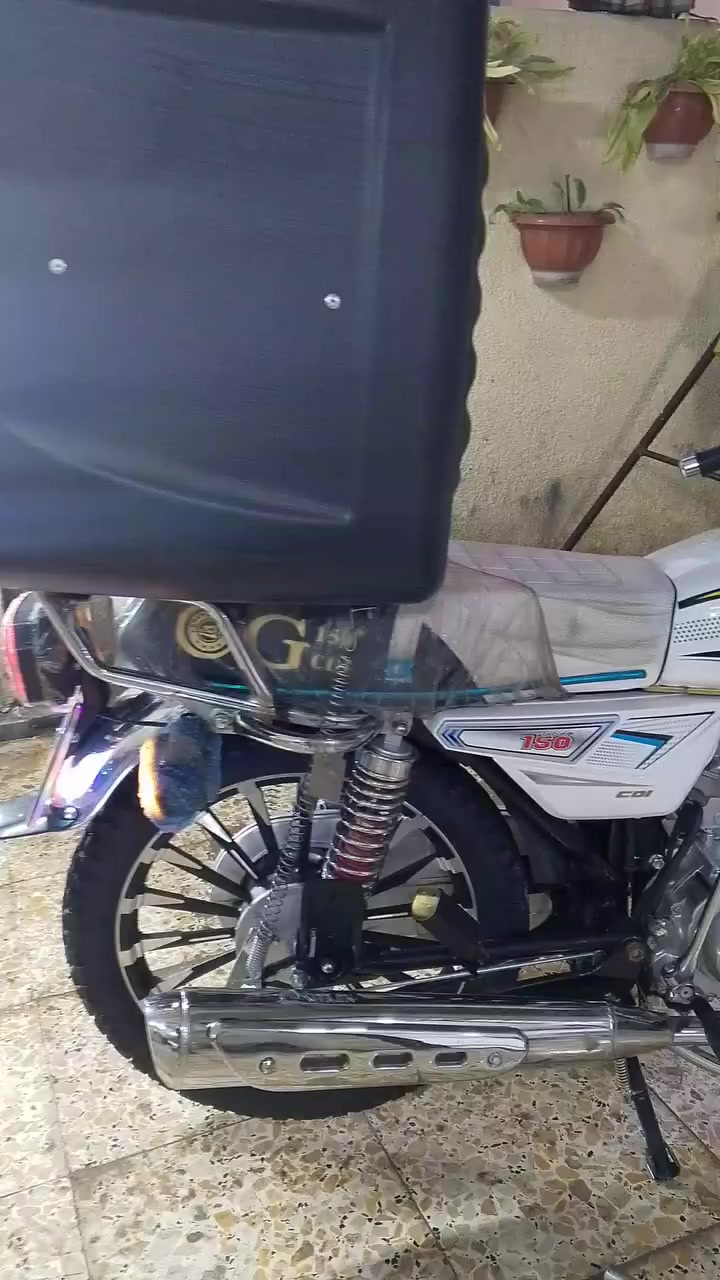 السلام علييكم دراجه سونيك 2025 صارلها شهرين نازله رمبه اشتغلت بيها سبوعين وعفتها وروح بيها هسه لشغلي وارجع وارايد ابيعها دراجه ابيعلكيها كامله هيه وصندوكها وستان لتليفون الدراجه بعدها باليلون الشركه بس تأير خلفي او ويل بدلته مكان بغداد سعر 800 قفل غير ال800 مابيع لا تخابرني رقم ***********
