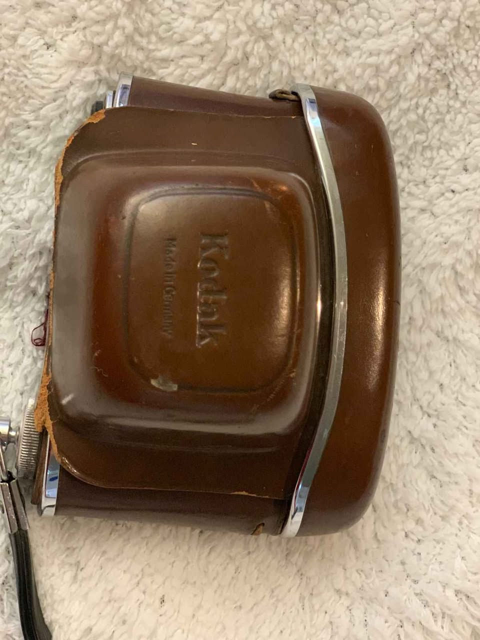 مجموعة تصوير فوتوغرافي كاملة من حقبة الستينيات، محفوظة بعناية وبحالة جمالية ممتازة:
الكاميرا: Kodak Retinette IA (صناعة ألمانيا الغربية) - ميكانيكية بالكامل مع عدسة Schneider-Kreuznach الشهيرة وحقيبتها الجلدية الأصلية.
مقياس الضوء (حساس الإضاءة): Weston Master V (صناعة بريطانية) - الجهاز الأيقوني للمصورين المحترفين، يعمل بدون بطارية ويعطي قراءات دقيقة للضوء.
الفلاش: National PE-204 - فلاش كلاسيكي ياباني متوافق مع الكاميرا.
المجموعة تعتبر تحفة فنية (Vintage) تصلح للاقتناء، الديكور الفاخر، أو حتى لمحبي تجربة التصوير بالفيلم التقليدي.
الحالة: المجموعة نظيفة جداً كما موضح في الصور، مع الحقائب الجلدية الأصلية.
السعر المطلوب : 150,000 
للاستفسار : خاص او اتصل على الرقم *********** بغداد, العراق
