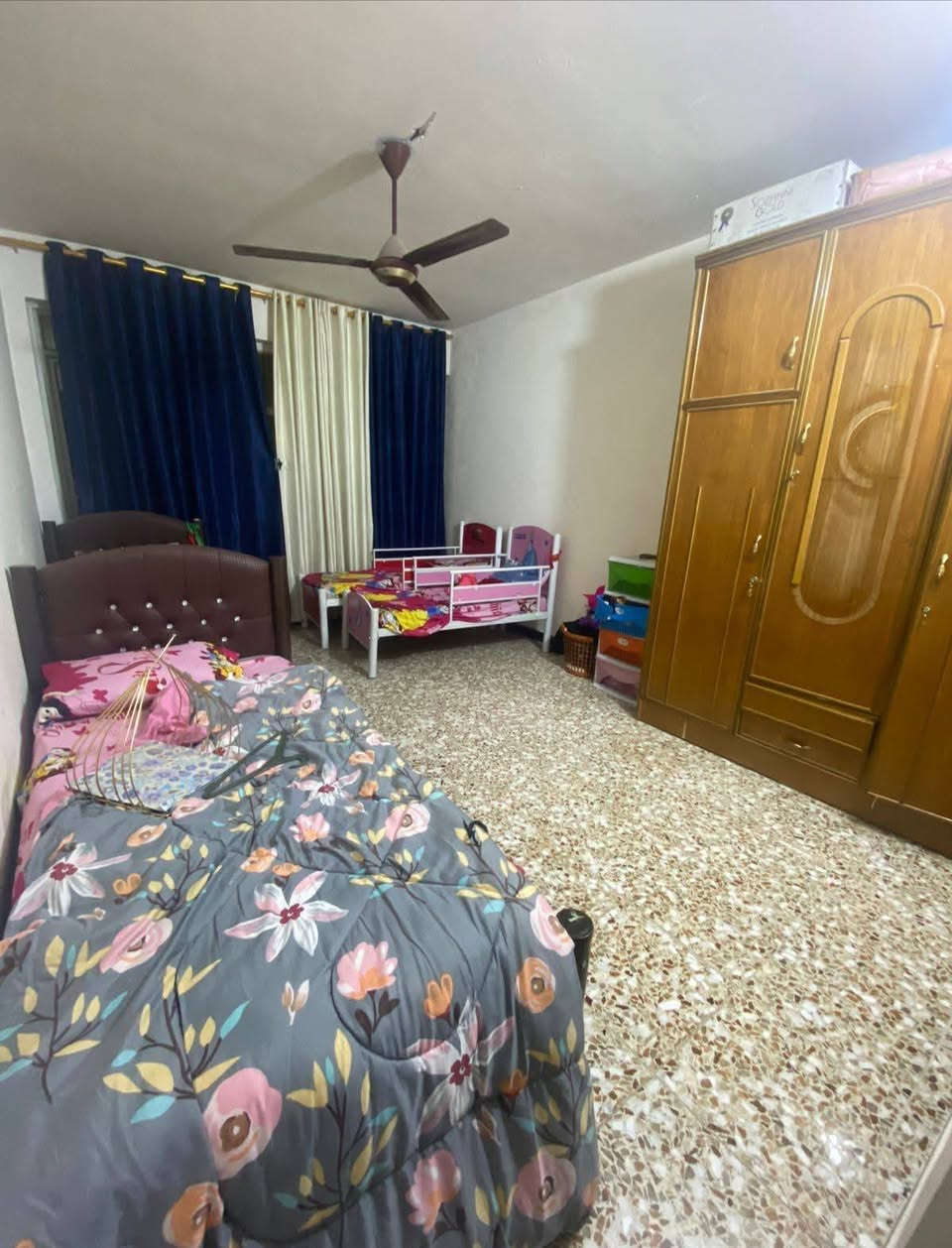 دار للبيع... 
تفاصيل العقار الأساسية 🏠الميزة التفاصيل

المساحة الكلية 50 متر 
الأبعاد واجهة 5 متر × نزال 10 متر
حالة البناء جديد ونظيف (جاهز للسكن)

الموقع بغداد - الكرخ - حي الجهاد (الفرات/الهياكل)التصميم الداخلي 🚪
​غرف النوم: عدد (2) بوضعية مريحة.
​الاستقبال والصالة:
 مساحات مستقلة للضيوف وللعائلة.
 مطبخ متكامل، مجموعة صحيات، ومنور للتهوية والإضاءة الطبيعية.

​المميزات الجغرافية 📍
​مجاور لـ مطار بغداد الدولي.
​قريب جداً من الهيئات التعليمية (جامعة المشرق وجامعة البيان).

​منطقة مخدمة وهادئة.

​للتواصل والاستفسار 📞

​عبر الواتساب: ***********

​للاتصال المباشر: ***********
