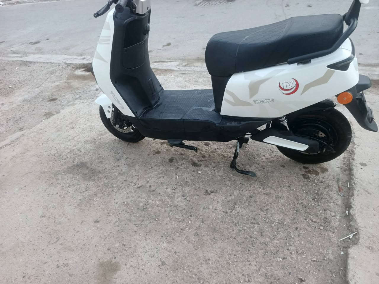 سلام عليكم دراجة شحن 318 بعدها بل جيس كاملة مكملة للبيع لايت عالي ناصي  نضام رجوع خلف دراجة جديدة علة وضع الشركة سعر 550 متوازي علة بيعتهة بغداد المشتل ***********
