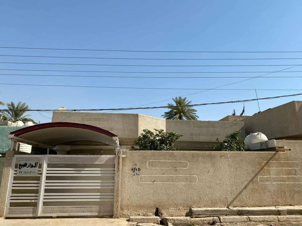 السلام عليكم ورحمة الله وبركاته
بيت للبيع مساحه 240 متر طابو طابق ونص ..
الطابق الاول غرفة نوم 
مطبخ حار وبارد 
استقبال وصاله مفتوحه ع المطبخ البارد 
صحيات عدد 2 خارجي وداخلي
كراج وحديقه 
الطابق الثاني غرفتين نوم وصاله اضافة الى مخزن بالسطح 
الموقع قريب ع شارع عشرين ..المعمل 
للاستفسار التواصل ع. الرقم  ***********
