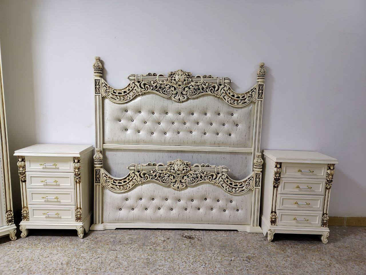 هل تبحث عن قطعة فنية تزين منزلك وتمنحك احساس بالفخامة والرقي. نقدم لكم غرفة النوم الفرعونية،تحفة فنيه تجمع بين عراقة التصميم العراقي واصالة المسات المصرية، لتجربة نوم ملكية لا مثيل لها
تفاصيل الغرفة الفرعونية الفاخره:
. تصميم فريد موديل يطالي للذواقة يجمع بين الفخامة العراقية والمسات المصرية الاصيلة. مع تطعيمات ذهبية انيقة تضيف لمسة من الرقي.
. جودة ومتانة لا تضاهى:
. الهيكل مصنوع بالكامل من خشب الصاج والزان المصري الثقيل،
لضمان قوة تحمل استثنائية.
. الواجهة الخارجية: MDF بسمك 6ملم.
. الواجهة الداخلية :صاج بسمك 4ملم.
. القاعدة :لوكنز من خشب الزان المتين.
. الظهر :جرجوبة مع شد براغي لسهولة التركيب والفك.

. التفاصيل دقيقة وحرفية عالية.:
.تتكون من 6ابواب مع ملحق بتصميم عملي وانيق.
تاجاج الزاوية، الكنتور، الميز تواليت، وتاج الجرباية كلها من خشب الزان الفاخر.
الدوشمة بخياطة يدوية متقنة، بلون الاوف وايت الساحر مع تطعيمات ذهبية انيقة.
ضمن وجبة الدرجة الفاخرة :هاذ الموديل مصمم خصيصا لأصحاب الاد
ذواق الرفيع الذين يقدرون الجودة الفخامة.
السعر.
4500000 دينار عراقي (أربعة ملايين وخمسمائة الف دينار)
يشمل السعر النقل والتركيب مجانآ.
للاستفسار والطلب :
الاتصال ***********
زورونا لتشاهدوا الفخامة بنفسكم :
العنوان: تكريت، شارع جميل، خلف حلويات جدو.
تجدون لدينا أيضا :
. غرف نوم متنوعة
. كاونترات تركية
. أبواب
.ديوان (قنفات)
