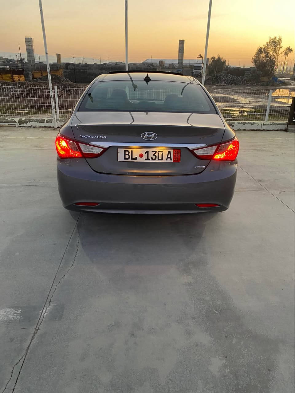 ***********
سياره كه ئه ورو پيه بيره قه مه له ئه و رو پا هاتوه 
 تاقانه يه تاقانه به س ماشا الله ي ده وي 
فول فول مواسه فات 
 پانوراما واتا سه قف شوشه
 كوشني پيشي دواوه ي هيته ره ٤ كوشن هيته ر
 به سمه يه  كوشن جلدو ئاوينه شه فت 
 بؤياغي نيه شوختي نيه ساغه هه مو گياني لؤكه 
 گيرو مه كينه ي نه كراوه ته وه به شه رت 
هه ر چوار جامي ره قه مي سياره كه ي له سه ره به زه مان ئه و رو پيه  هه مو ناو ده ر گايه كاني ره قه مي شانسي له سه ره  ئيستراته 
 هه مو گياني له سه ر ده قي شه ريكه يه 
  موديلي 2012 يه به مانگ ده بيته سئزده
 سياره كه روبه رو زور جوان تره ره نگي زور تايبه ته 
 نرخ   87 و محامه له يه 
   ***********   ڤايبه ر وات سا بي له سه ره 
      
        سؤناتا  له وه پاك تر نيه به س ماشا الله رانية, السليمانية
