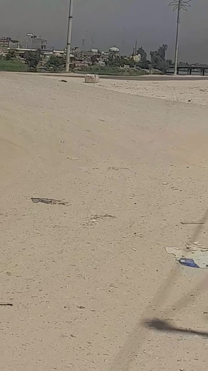 عندي بيت للبيع طويريج الحولي المساحة ٣٠٠متر حي المثنى على الشارع العام الرقم ***********
