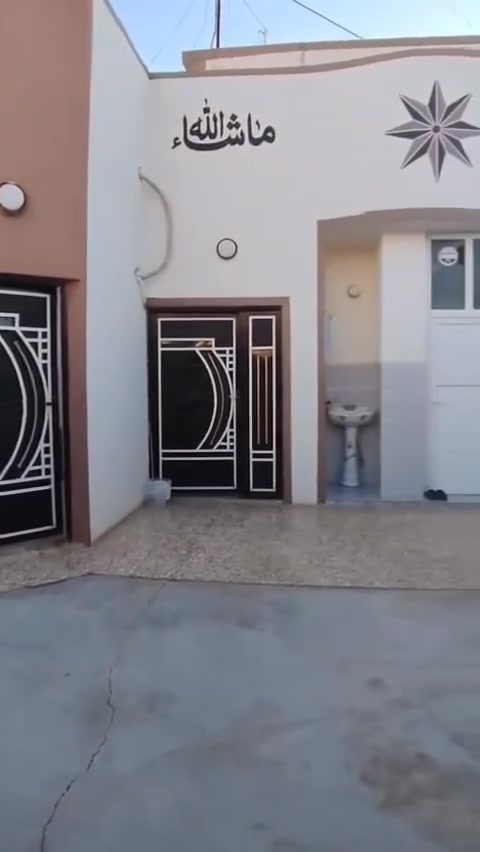 الدر معروض لبيع منطقه معرض سيارات غرفه واحد مطبخ  استقبال صاله كهربائي زين ماي زين توليت خارجي دخلي  بيع مستعجل رقم صاحب الدر ‏‪0751 324 5160‬‏ مساحته 200 متر روكن
