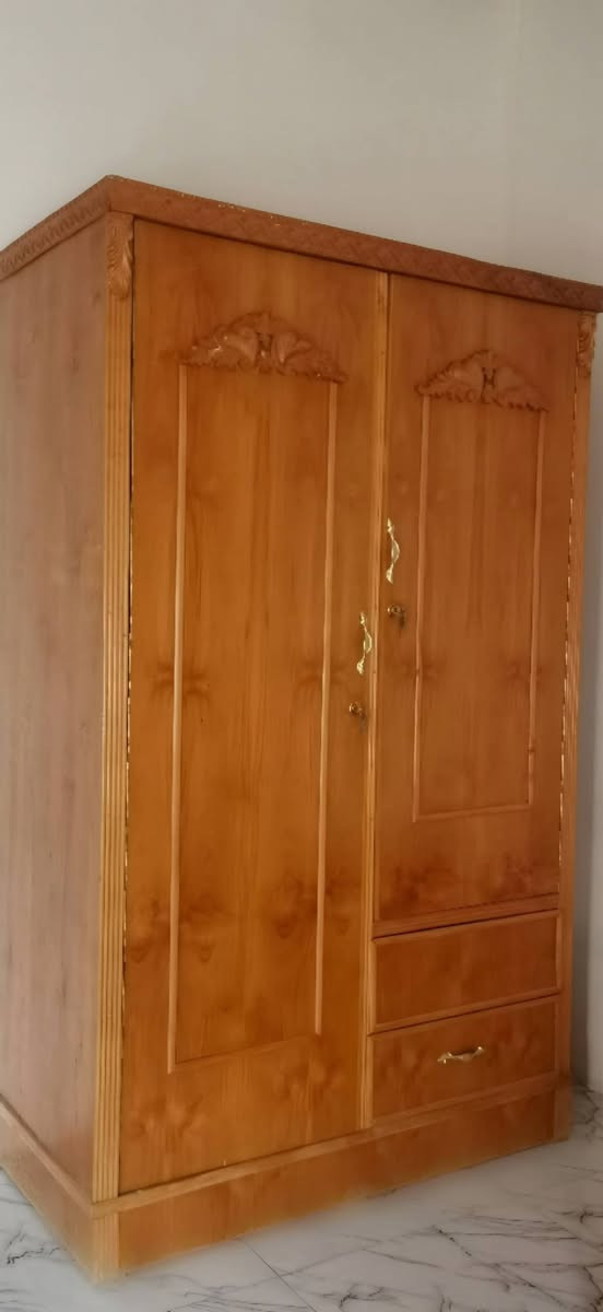 عندي كنتور بابين و تخت نفر
نضافه فول للبيع للاستفسار 
رقم الهاتف ***********
