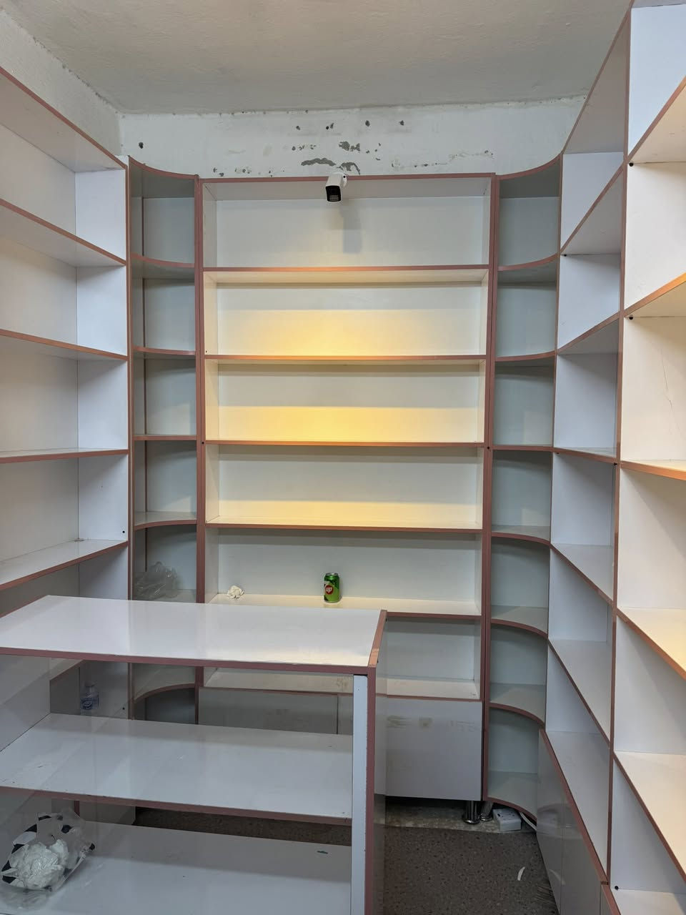 رفوف للبيع 6 قطع ارتفاع 2 متر ونص وعرض متر وقطعه ارتفاع 2 متر ونص وعرض متر و 40 و زوايه 2 و ميّز ارتفاع متر 20 وعرض متر زجاجي جام السعر وتساب *********** 
امانت الله جددت المحل عزل قبل لا يفتح
