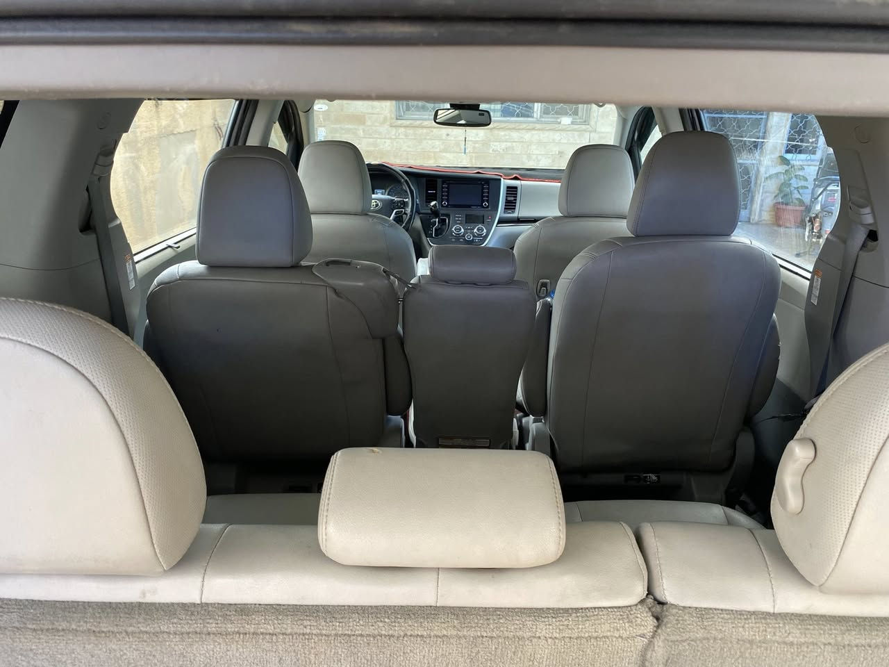 السلام عليكم سيينا موديل 2020 XLE ماشية 144 الف كم حادث 3 قطع تبديل شركة رقم سليمانية هزة والسنوية 2028 شرط التحويل السعر 235 ورقة
*********** 
***********
