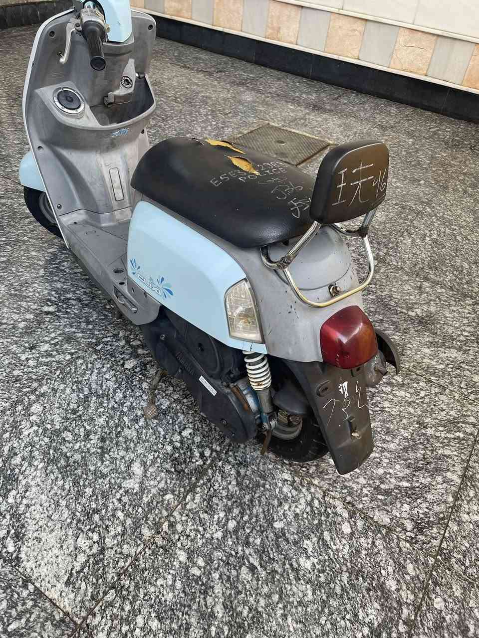 السلام عليكم ماكس بوليسي 
دواخل كريمي 
سلف هندر شغال 
اشاير شغاله 
لايت صطاب خلفي شغال 
عداد كيلو متر وكيج بانزين شغال 
دبل امامي خلفي شغال 
الدراجه نوزل 
كفاله الدراجه 
ختم واحد 
دراجه نعومه وخرسه 
نهضه وشلعه كلش حلوه 

سعره 900 الف 
رقم ***********
