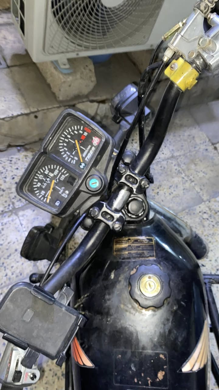 السلام عليكم ماطور ايراني 125cc محرك باب اول المنافيس مالو موجود و مدفوع بس يفتح الكمرك تكدر ترقمو عادي كدامكم هندر واحد شغال عليه تعديلات درع و كزوز رياضي و برمجه الماطور فول مال جناي السعر 450 الف و بي مجال بسيط للشراي بس بي مجال المكان موصل تعال و تدلل و رجاءً اذا ما عجبك لا تكسر بي كلي تاخذو بلاش و رجاءً بس الشراي يراسل المكان موصل جانب الايسر رقم الهاتف : *********** .
