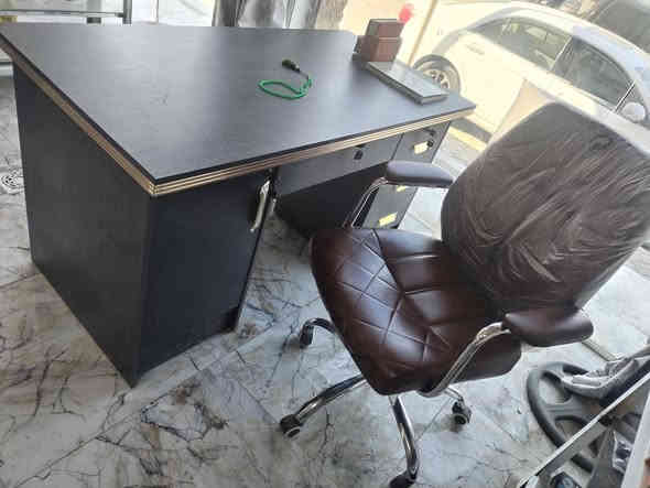 مكتب  مع كرسي دوار 
للبيع  سعر المكتب  ١٢٥
سعر الكرسي  ٧٥
العنوان صويرة شارع المسبح 
***********
