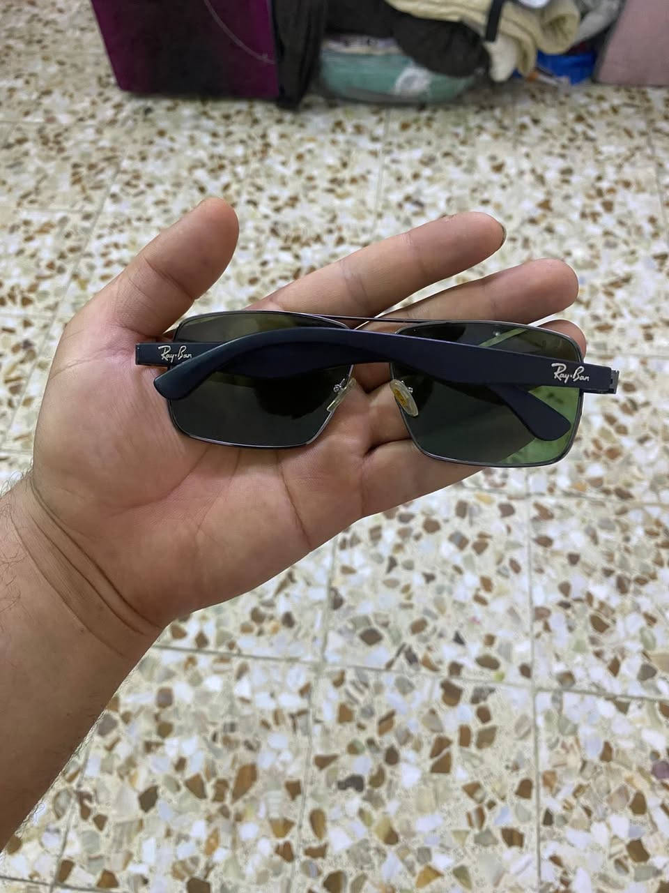 نظارة Ray-Ban الأولى أصلية 100%.
جودة الإطار
   الإطار معدن أسود مطفي والتشطيب مال الشركه نظيف، العدسة الخضرة G-15 الكلاسيكية مال رايبان. هذا اللون المميز صعب تقلده الشركات الرخيصة بنفس الدرجة. للبيع


**إذا كنت صاحب هذا الإعلان وتريد حذفه لأي سبب، رجاءا أرسل رسالة إلى الدعم الفني**