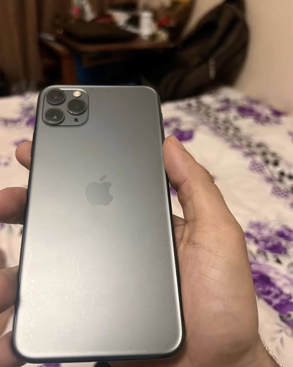 11برو ماكس فول نضافه.
بطاريا 100 مبدله اصليه 
السعر 375 موصل حي التعليم


**إذا كنت صاحب هذا الإعلان وتريد حذفه لأي سبب، رجاءا أرسل رسالة إلى الدعم الفني**