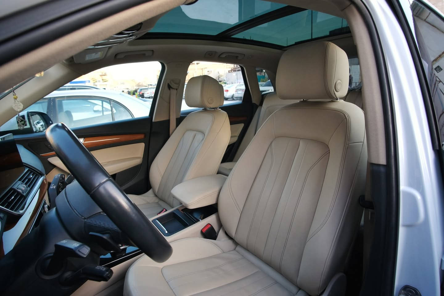 اودي كيو فايف برميوم  هايبرد 
Audi Q5 premium  Hybrid
السيارة نظيفة جداً من الداخل والخارج 
موديل 2021
وارد امريكي 
ماشية 44الف ميل 
دفع رباعي 
المحرك 4 سلندر  / 2000 تيربو

ضربتها خفيفه بالدعامية الأمامية بدون  ايرباك  
وشويه باب اليمنه تصلحت على البارد 
البنيد بي صبغ  بالمقدمة 

WA1G2AFY1M2037266 : رقم الشاصي
السعر 270 
للتواصل ***********
