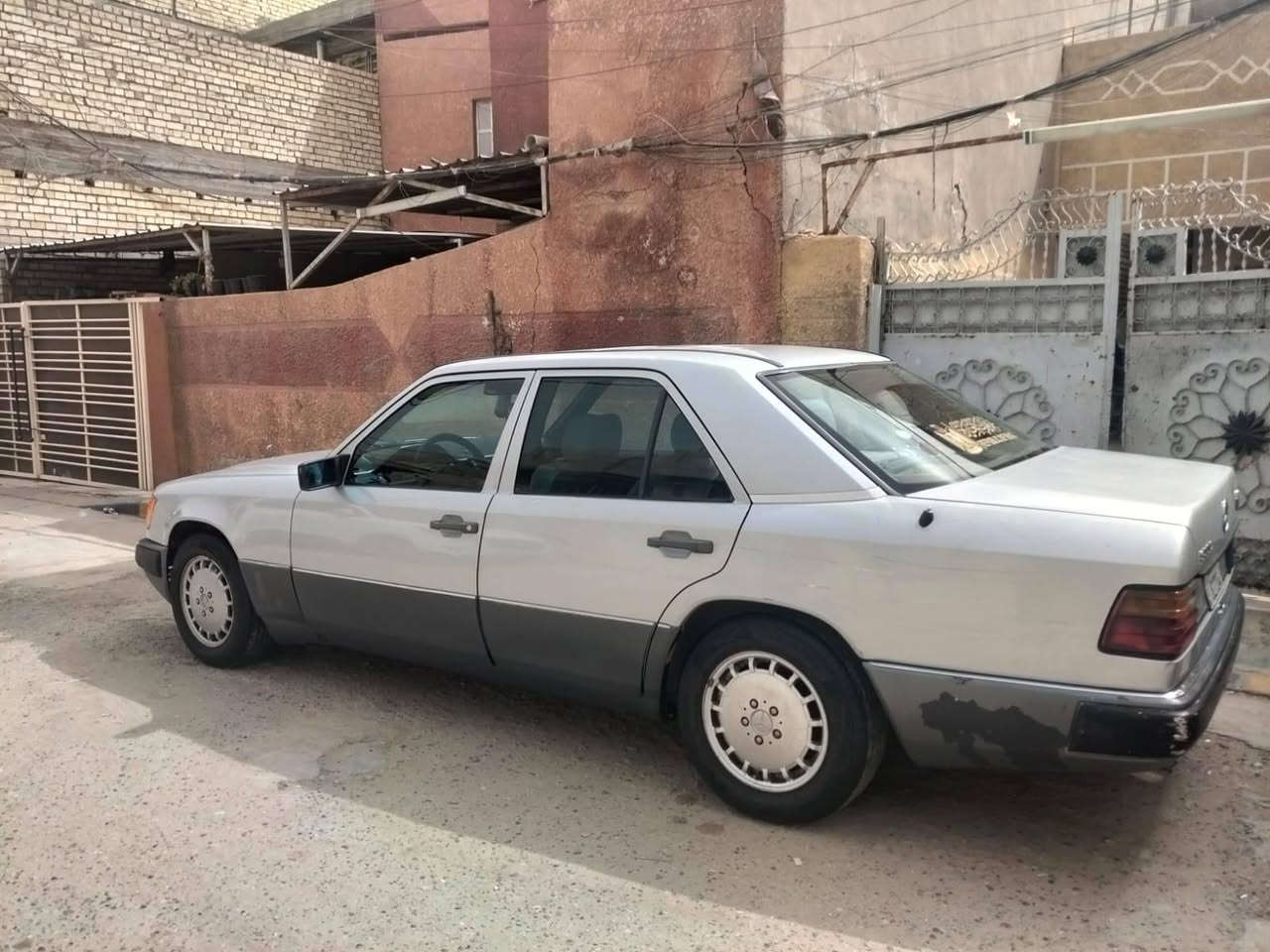 السلام عليكم مارسدس دب 300E للبيع سياره بسمي مشروع وطني رقم بغداد مكفول كير ومكينه وشواصي تبريد شغال كهربائية خير من الله امبدل جاملغ فقط صفحة اليسره مال سايق وسياره جارده لونها البلاد 
عنواني بغداد مدينة الصدر 
سعر 65 بيها مجال قليل 
***********
