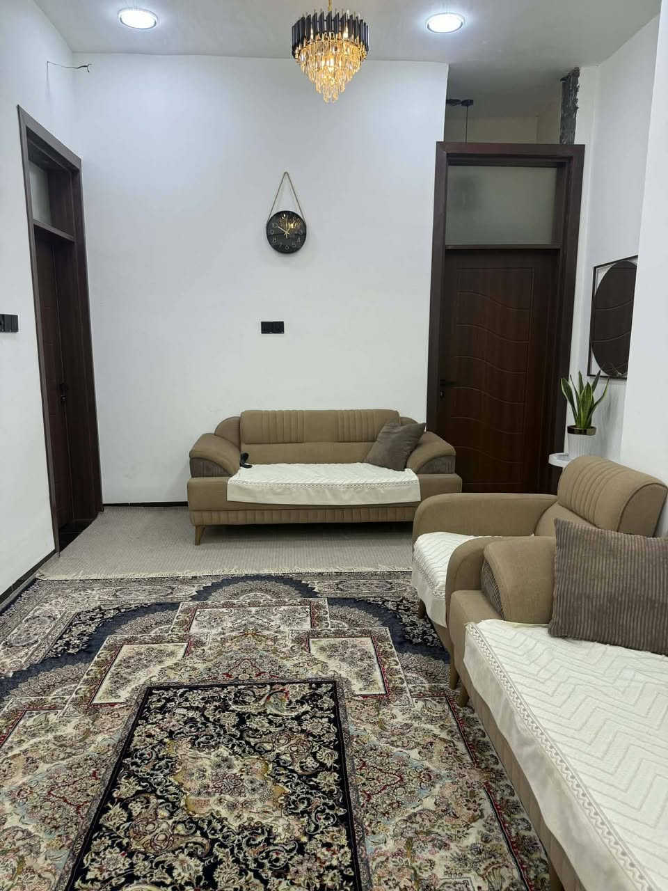 بيت حديث بمساحة 130متر سند25 اقرار محكمه مباشر بأسم المشتري يبعد عن الامام 5كيلو طابق واحد يحتوي ع غرفتين نوم مع صاله واستقبال ومطبخ ومجاميع صحيه عدد 2-- في الحسينيه شارع السيده زينب عمود77 قرب اسالة الماء بسعر95 للاستفسار ***********
