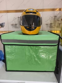 صندوك دلفري ما محطوط على دراجة  خوذة ما ملبوسة 35 وبيهن مجال قليل  077...