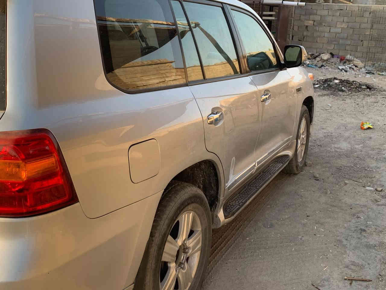 بسمه تعالى 
سياره لاندكروزر  ٢٠١٠  للبيع السياره كفاله عدى ربع جاملغ ايسر امامي  رشه فقط بدون اي دواخل وتصليح  والباقي كفاله ةالسياره فتحة سقف كامره. جديده السياره لمعة الابلاد احلى من الصور.  رقم بصره  مكان السياره بصره سفوان السعر ٢٨٥$ وبيها مجال. والي ايريد تفاصيل اكثر. يتصل ***********  علما ممتواجد ع الفيس  الي ايريد يتصل ع الرقم المذكور ويدلل
