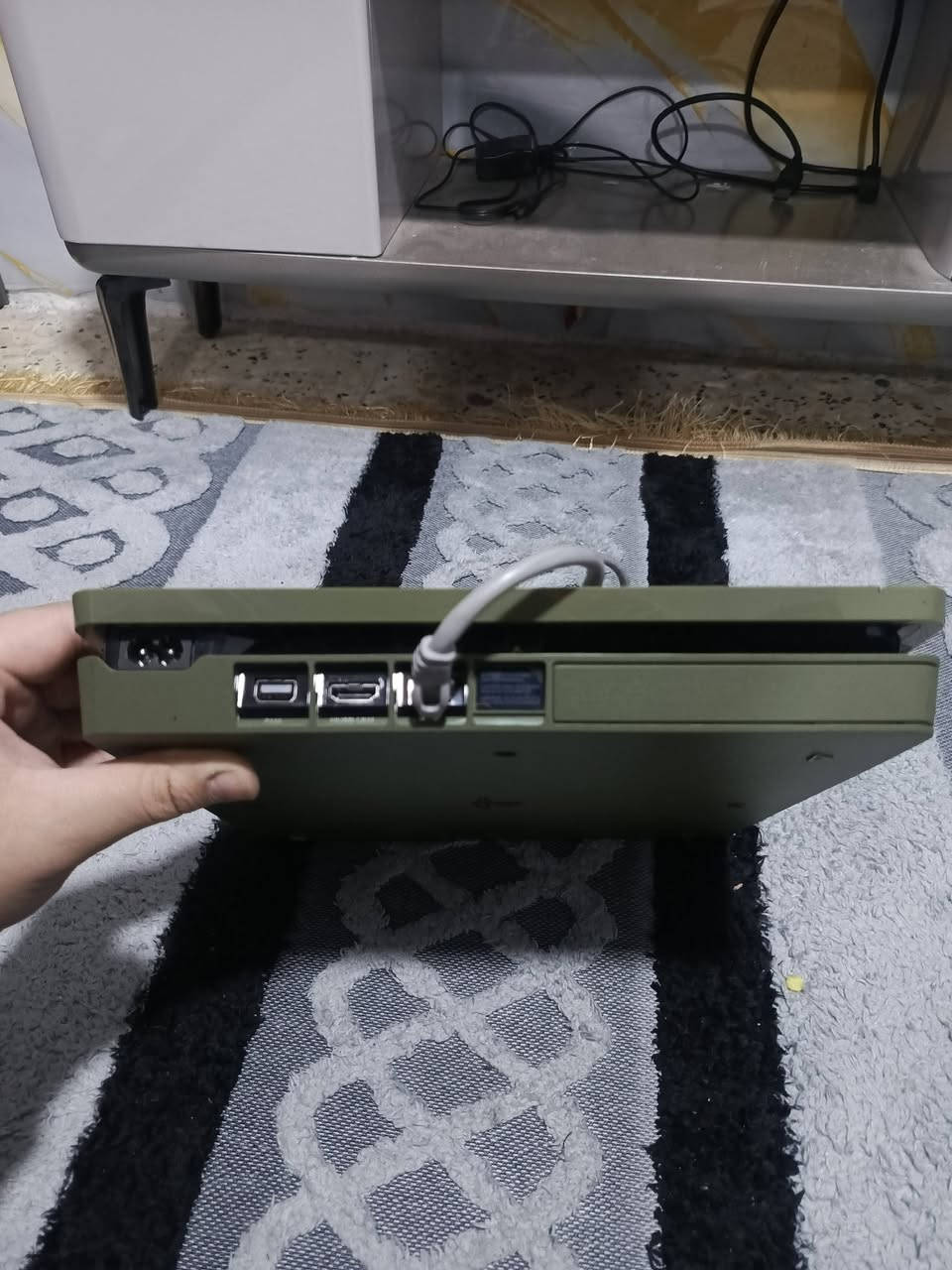 السلام عليكم عندي بلي 4 سلم باندل عسكري مهكر نضام 11 500 كيكه ويا 3 جوستكات بيهن مشاكل بسيطه ويا ملحقاته كامله الجهاز لا مفتوح ولا مصلح بي 3 لعبات رزدنت ايفل 4 او فيفا 25 او ufc 4 الجهاز كامل مكاني بغداد الحريه رقم *********** سعر 275 الف او بي مجال بسيط
