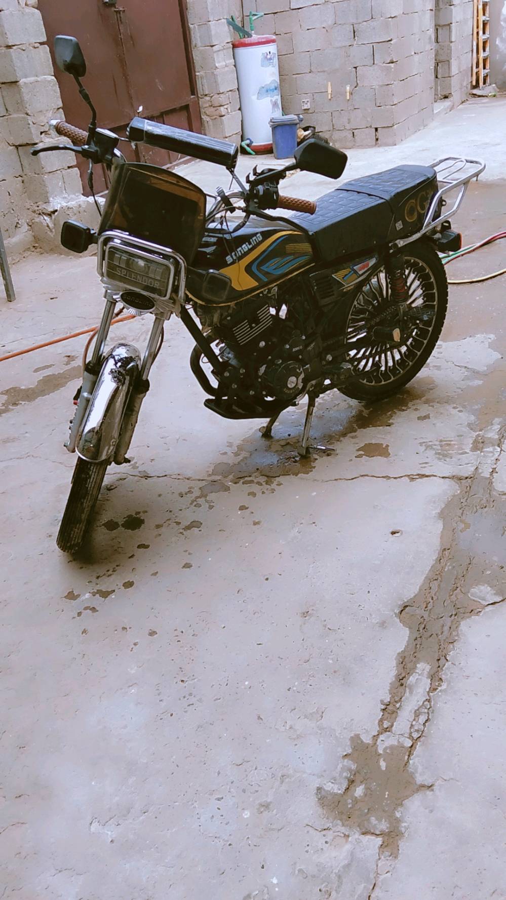 بصمه 
مكينه 200
دبل سويج 
تحتوي على ستاند تلفون 
وسماعه مسطره 
وصندوق دلفري 
رادلها بس دبل تبديل 
رايدها 750 وبيها مجال 
العنوان المشتل شارع المدارس قرب مركز التمونيه 
للاستفسار ***********