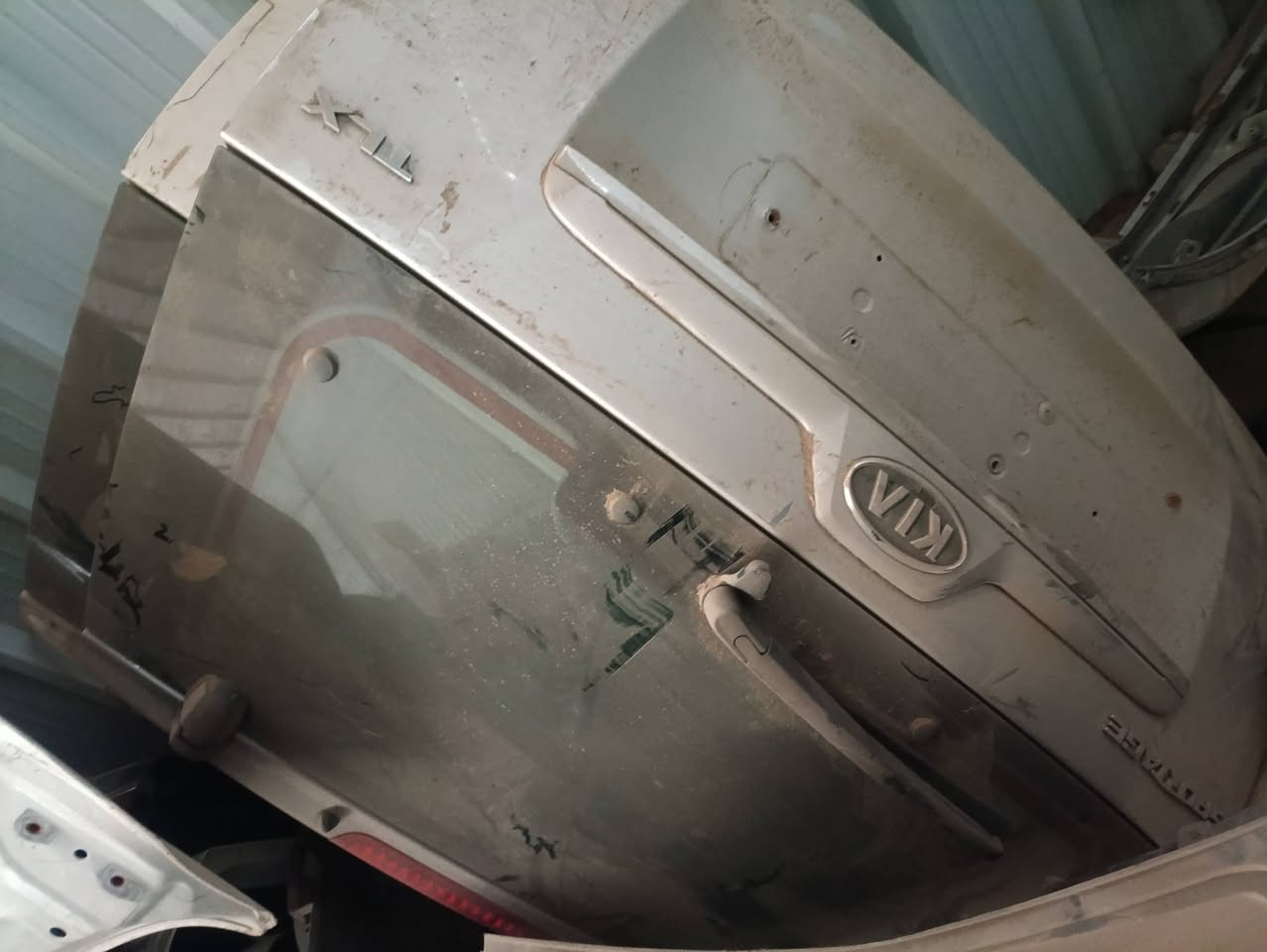 السلام عليكم جنطه سلفر وأبيض للبيع سبورتج ***********
