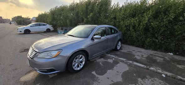 السلام عليكم 
للبيع كرايسلر C200 موديل 2013
كير جيد جدا ومحرك جديد
تبريد وكهربائيات كامل وكلشي شغال 
باتري جديد بعده بالضمان 
التايرات جديده عدا واحد خلفي محتاج تبديل
اللايتات لد كلش حلو شغل علي الدليمي   
السيارة حلوة ناقصها شريط ستيرن وبطاين للجاملغات الأمامية فقط 
رقم كربلاء مشروع وطني شرط التحويل 
السعر 75 ورقه مكاني بغداد 
***********
