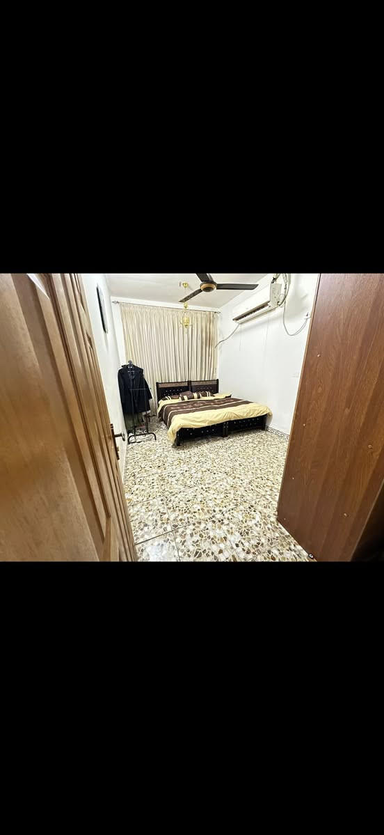 السلام عليكم ( بيع مستعجل )
دار للبيع بناء حديث ٢٠١٨ طابقين ونص
المساحة ٦٦ متر  / نزال ٢٠ متر  / واجهه ٣ ونص
 ٣ غرف نوم + مطبخ + صالة + صحيات وحمام بكل طابق + غرفة بل سطح
العنوان ( شارع فلسطين/ نهاية شارع مستشفى الكندي / خلف جامع الرحمن الرحيم ) مقابيل البيت ساحة 
السعر ٣٢٥ وقابل للتفاوض الشراء من صاحب الدار مباشرةً
***********     /       ***********
