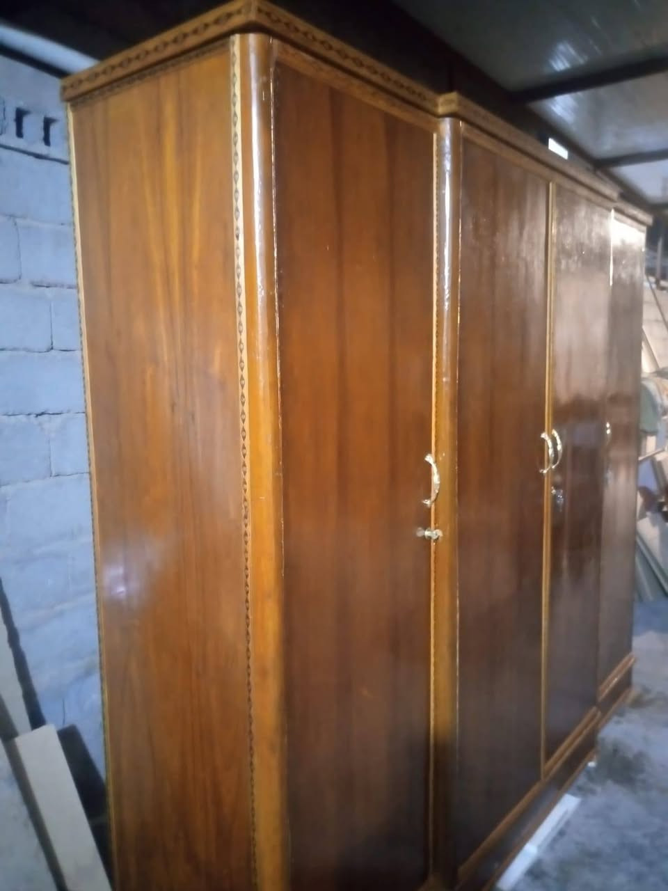 كنتور اربع أبواب نضافه شكل انته تقيم سعر ٢٠٠ مع شد ونقل لمعلومات ٦ الرفوف مع تعاليك  والضهر جرجوبه عنواني كربلاء حي عامل منطقه ثانيه رقمي ***********
