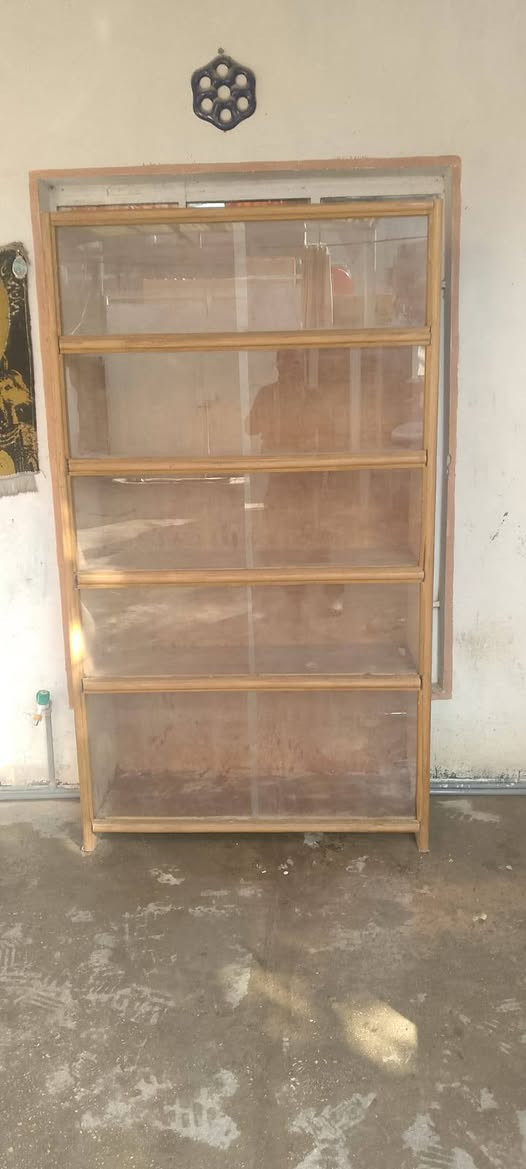 مكتبه للبيع رتفاع مترين وعرض متر وربع  مكاني كربلاء  حي العسكري  لا تصال على رقم***********
