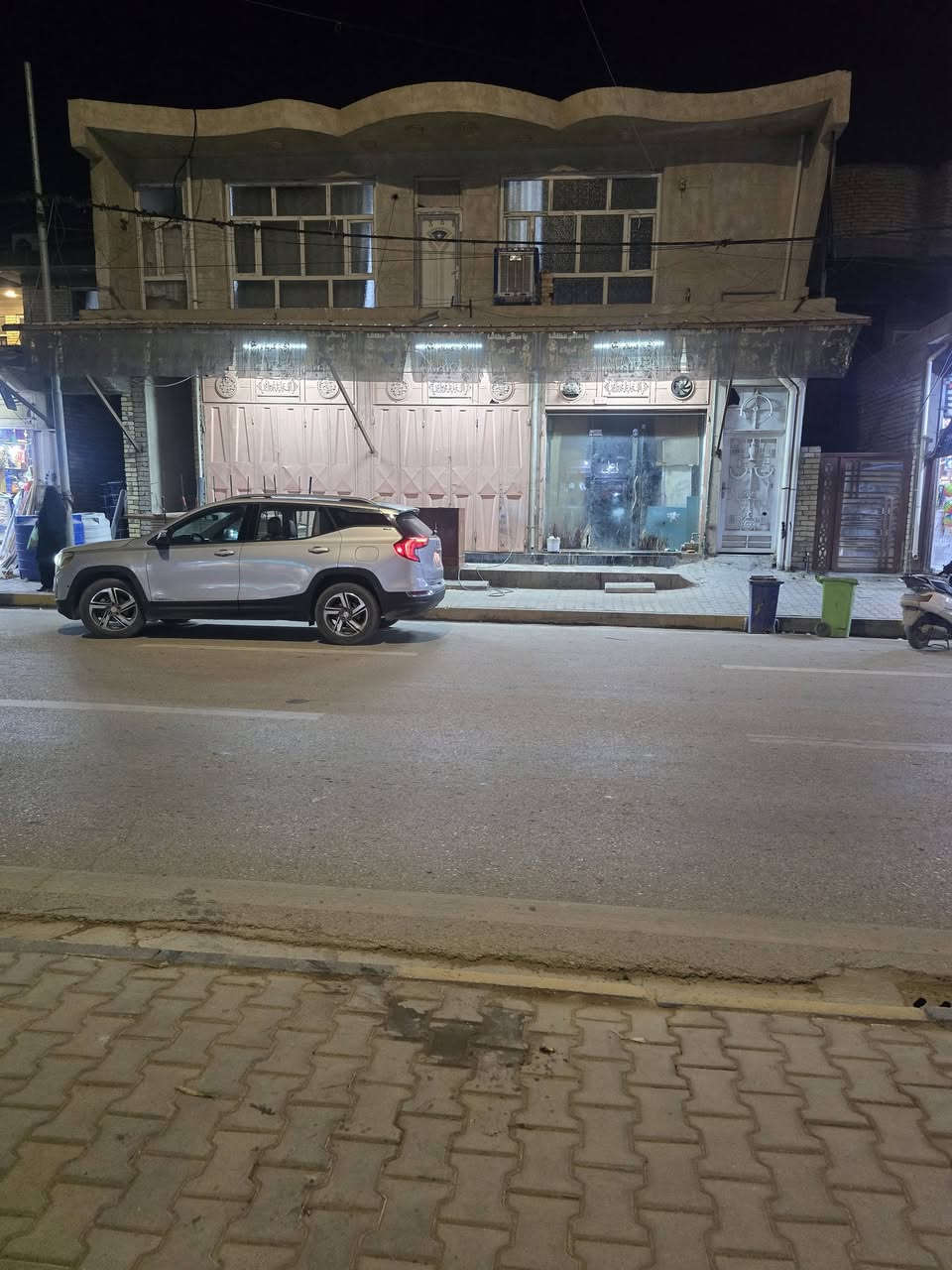 بيت تجاري للبيع
♦️المساحه ٣٠٠ متر 

♦️العنوان ( كوت _ حي الحوراء _ شارع الكفاح ) 

[يحتوي على بيت ٢٠٠ متر + ٣ محلات + شقه] 

(الوارد مليون وربع شهرياً) 

للتواصل ***********
