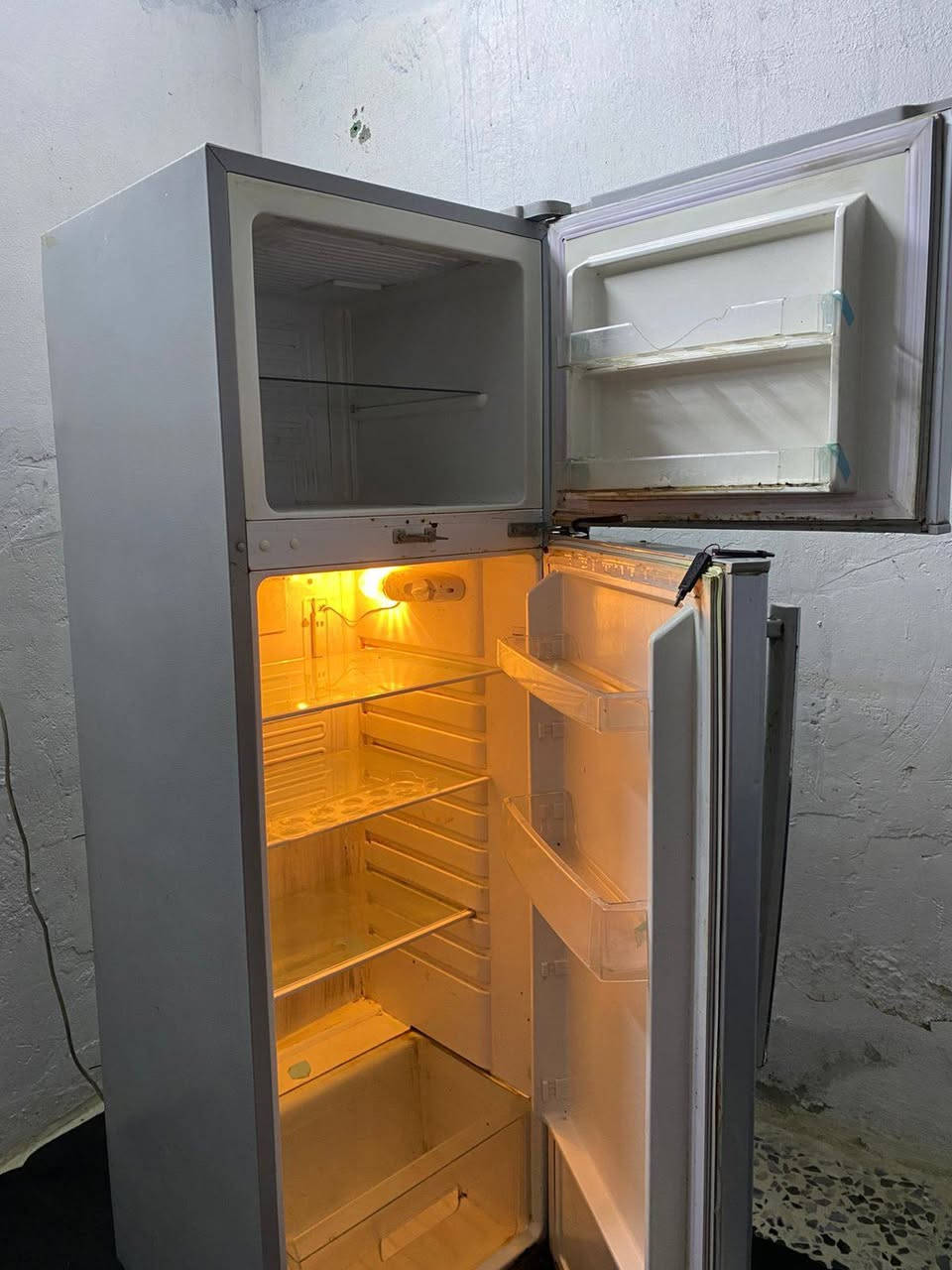 ثلاجه للبيع اي عطل مابيها مستعجل بيها ١٥٠ وبيها مجال. الرقم ***********
