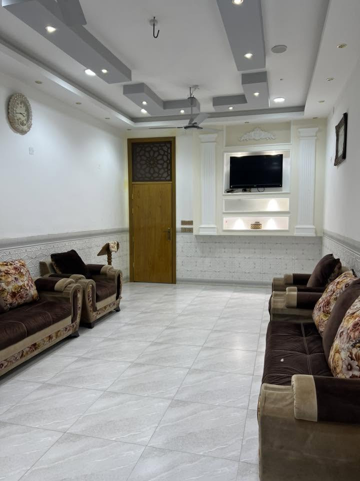 دار للبيع طابو صرف مساحته 300 متر يحتوي على 3 غرف نوم واستقبال وهول ومطبخ حمامات شرقي وغربي داخلي وخارجي يكون واجهيته على ساحه الموقع شارع 80 طريق النجف مقابيل الموارد المائيه للاستفسار الاتصال على الرقم ***********
