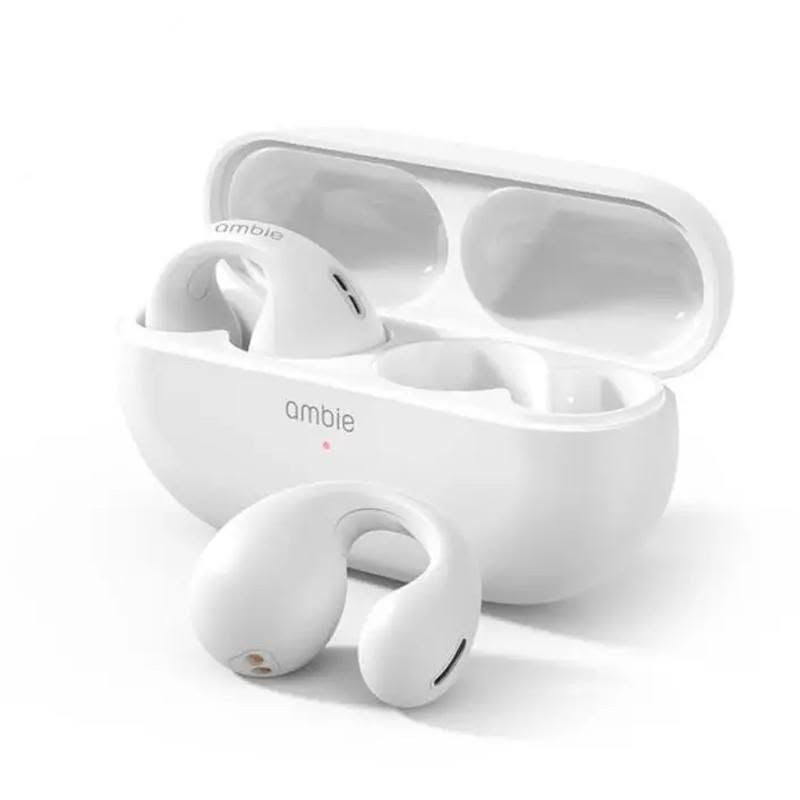 المنطقة المحددة تعرض سماعات الأذن اللاسلكية Ambie Sound Earcuffs باللون الأبيض، وهي سماعات مبتكرة مصممة بهيكل مفتوح يلتف حول غضروف الأذن كالأقراط دون سد قنوات الأذن. [1, 2]
#الميزات_والمواصفات_الأساسية:

#التصميم_المفتوح (Open-Ear): يمنحك الراحة التامة ويقلل تراكم العرق، مع إبقائك على دراية كاملة بالأصوات المحيطة أثناء المشي أو ممارسة الرياضة.

#تقنية_الصوت: تعتمد على توصيل الهواء الموجه لتوجيه الصوت مباشرة إلى داخل الأذن مع تقليل تسريب الصوت للمحيطين.

#البطارية: تمنحك مدة تشغيل تصل إلى حوالي 6 ساعات متواصلة للشحنة الواحدة.

#الاتصال: تدعم تقنية البلوتوث اللاسلكية للاقتران السلس بالهواتف الذكية والأجهزة اللوحية. 

#توجد خدمة توصيل للمحافظات كافة.


**إذا كنت صاحب هذا الإعلان وتريد حذفه لأي سبب، رجاءا أرسل رسالة إلى الدعم الفني**
