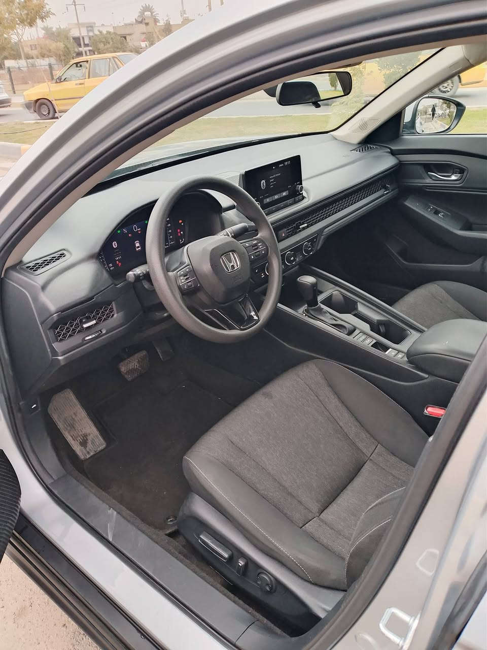 سلام عليكم
للبيع هوندا اكورد موديل ٢٤
بانزين محرك ١٥٠٠ تيربو 
ex السيارة 
حادثها بنيد ومصلح نفسه والجاملغ بي بارد 
مواصفات معروفه 
بدون رقم دخول جديد ومنفيست بسمي تحويل ثاني يوم تترقم جميع المحافظات 
السعر ب١٧٠ وبيها مجال 
نقص السيارة رادار امامي واني انطيك فلوسه
العنوان بغداد البياع ***********
