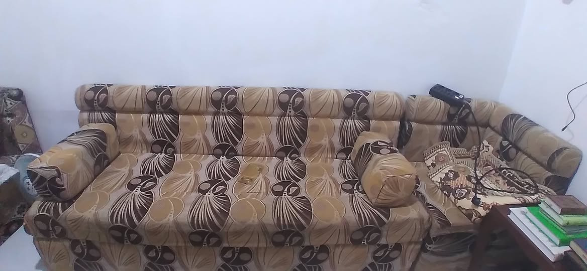 السلام عليكم
عندي ديوان ٧ مترات اثنين كبار و اثنين صغار مع ملحق اثنين و تكيات عنواني البصرة السعر ٢٥٠ و بي مجال 
الرقم ***********
