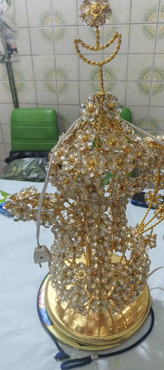 دله ضوئيه محاطه بحبيات كرستال ملونه طلاءذهبي اناره داخليه تحفه مميزه لهواه التحف ارتفاع ٦٥ سم نضافه فوول


**إذا كنت صاحب هذا الإعلان وتريد حذفه لأي سبب، رجاءا أرسل رسالة إلى الدعم الفني**