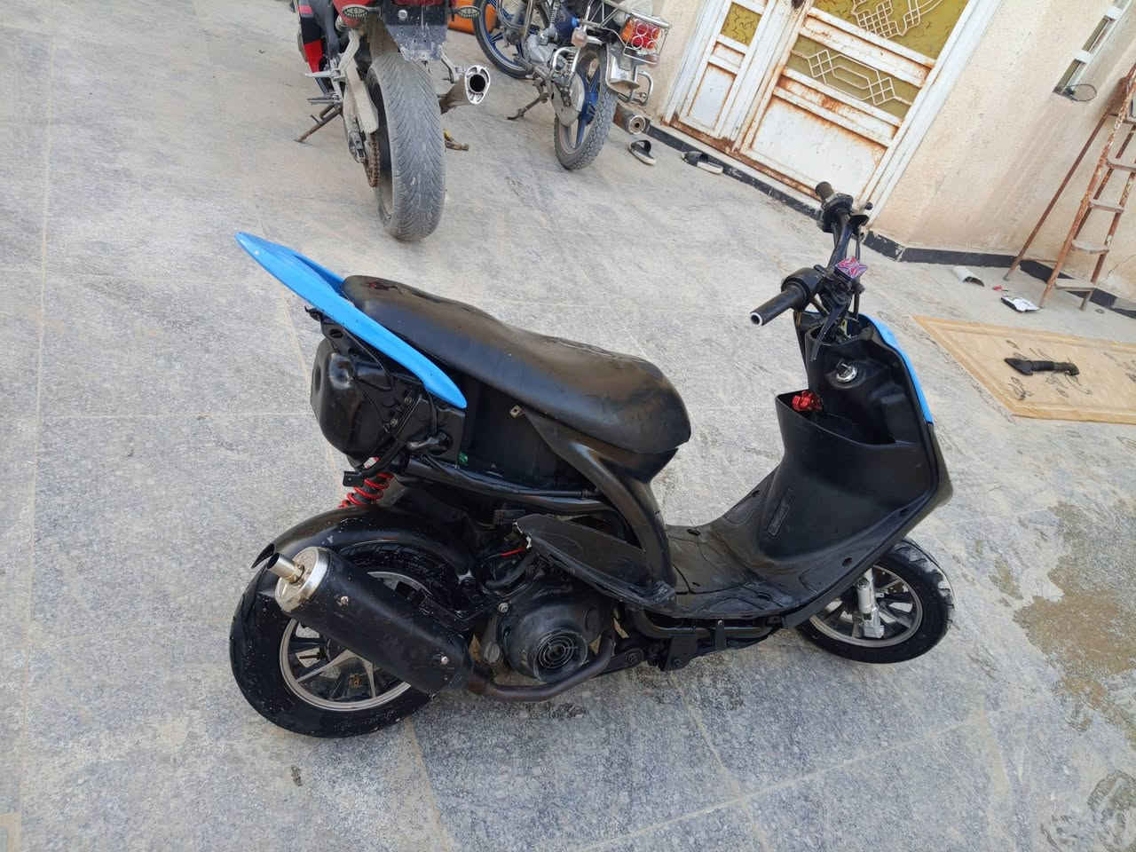 السلام عليكم ماكس عدله
بوشه55 
كلجات رياضي 
ويل رياضي كزوز رياضي 
كفر كامله دراجه نهضه ومعدل شرط 
لون🩵🩵 مكينه شرط لا دخان ولا صوت 
السعر 450وبيه مجال أو مراوس بيراني 
ناصريه سوك الشيوخ ،***********
