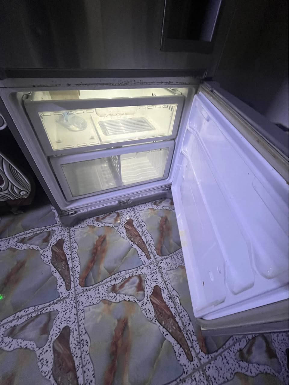 ثلاجه ومجمده سامسونك نضيفه شغاله وعلى الفحص سعرها300 وبيه مجال المكان نهايه الشعله منطقه الدهله *********** بغداد, العراق
