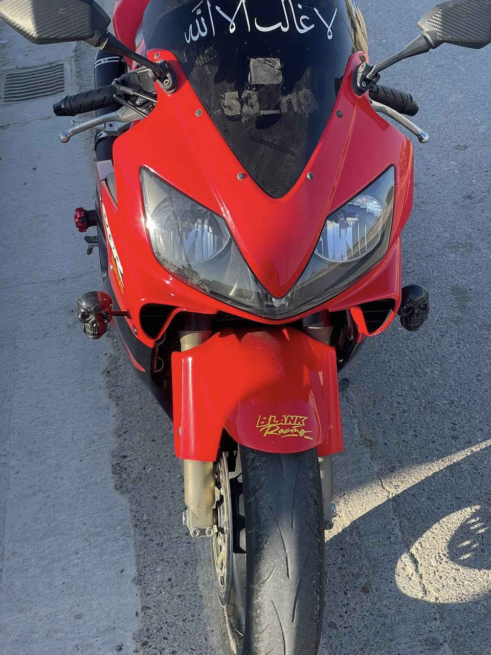 سلام عليكم بطحاافوراي  موديل 2004
600سيسي 
اكزوز رياضي سعره 200 $
كفاله عامه كير محرك 
ماشي 35 كلش نظيفه بعد احلى من الصور 
دراجه بعده بدون كمرك 
مكاني الانبار عامرية الفلوجه 
للتواصل *********** 
*********** السعر خاص
