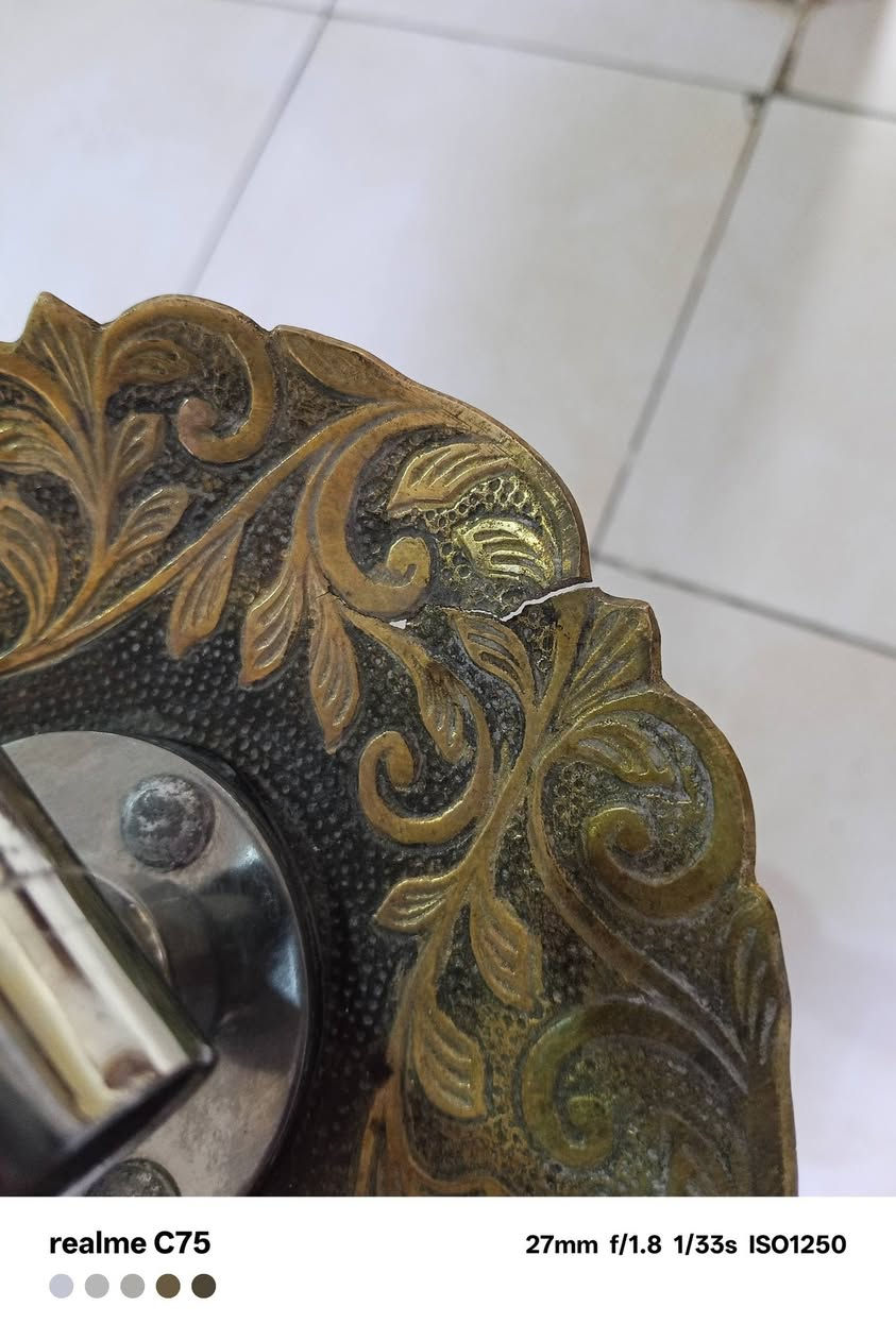 اركيله طاهه كامله مابيها شي فقط الصحن بيه كسر صغير منهي 50 الف 
للتواصل *********** واتس اب
