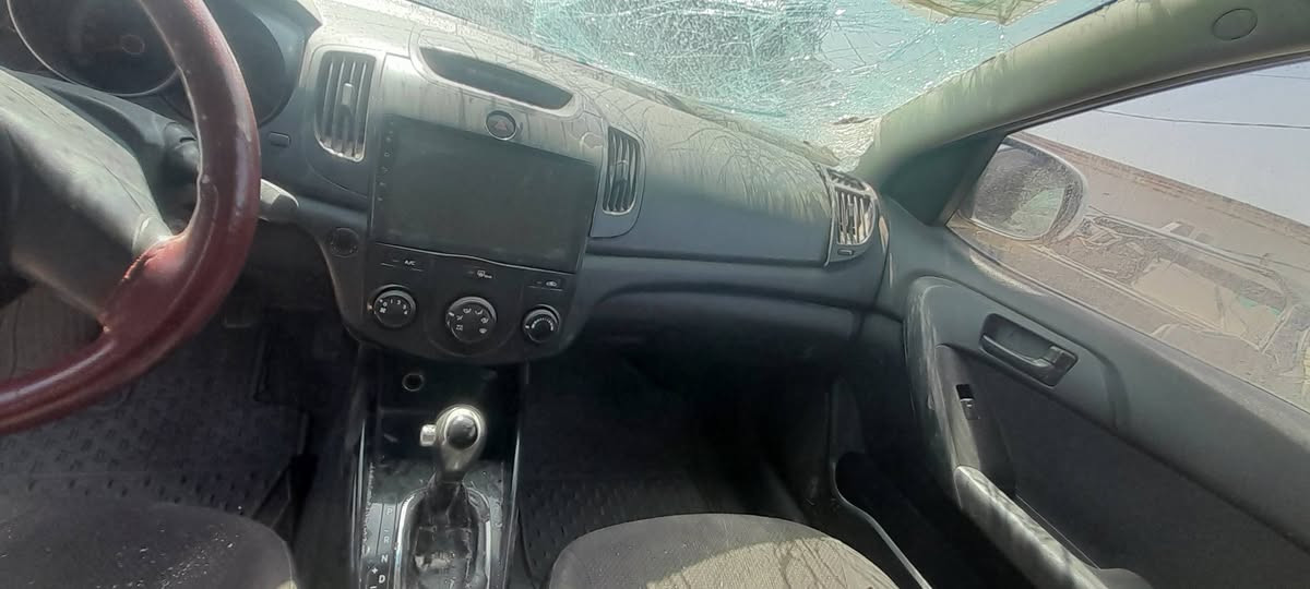 سلام عليكم  
دفع الله ما كانه اعضم. 
سيراتو مديل 12 
شواصي مكفوله سياره مكفوله فقط هاذه الحادث 
سعر 65 بيه مجال بصيط
وكاله او تحويل حاضرين

***********  المكان نجف
